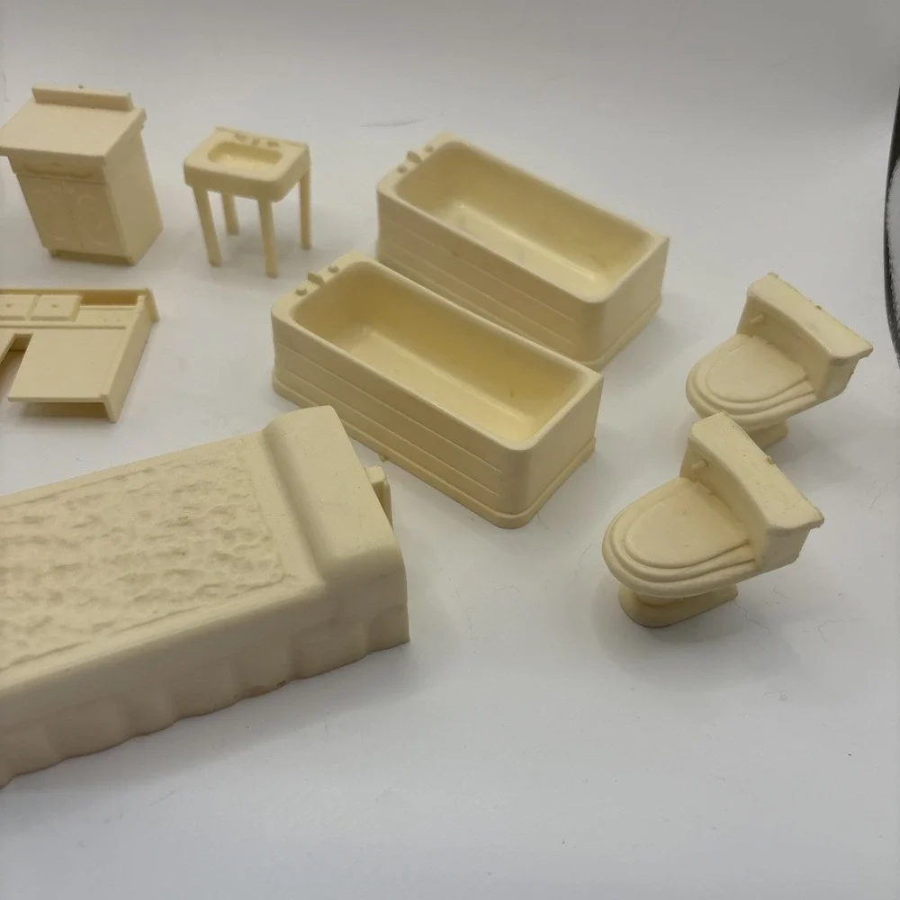 Vtg Dollhouse Mini Plastic Furniture 11 pcs Bathtub Bed Desk Toilet Cream